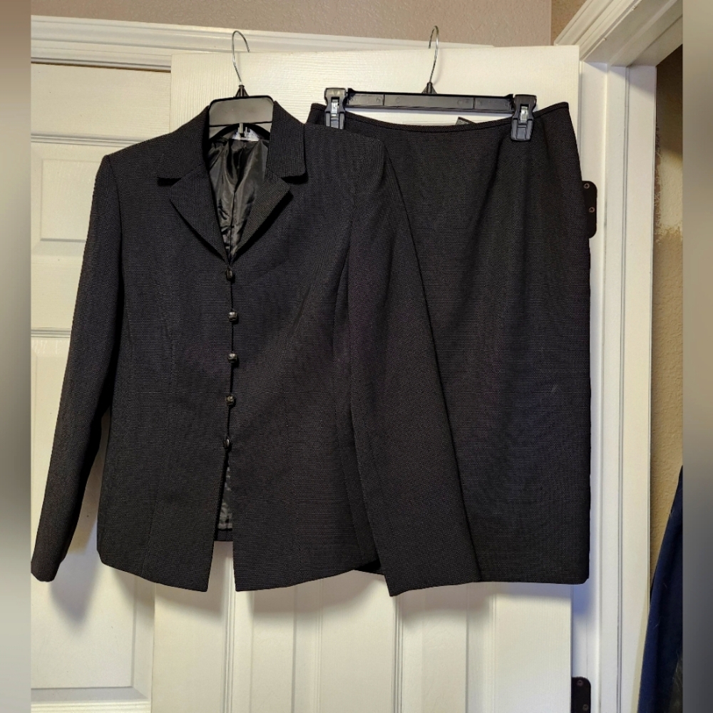 Kasper Black White dotted skirt suit size 8 in like new condition